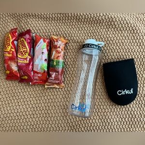 Cirkul 32 oz cup, sleeve, and 4 flavors